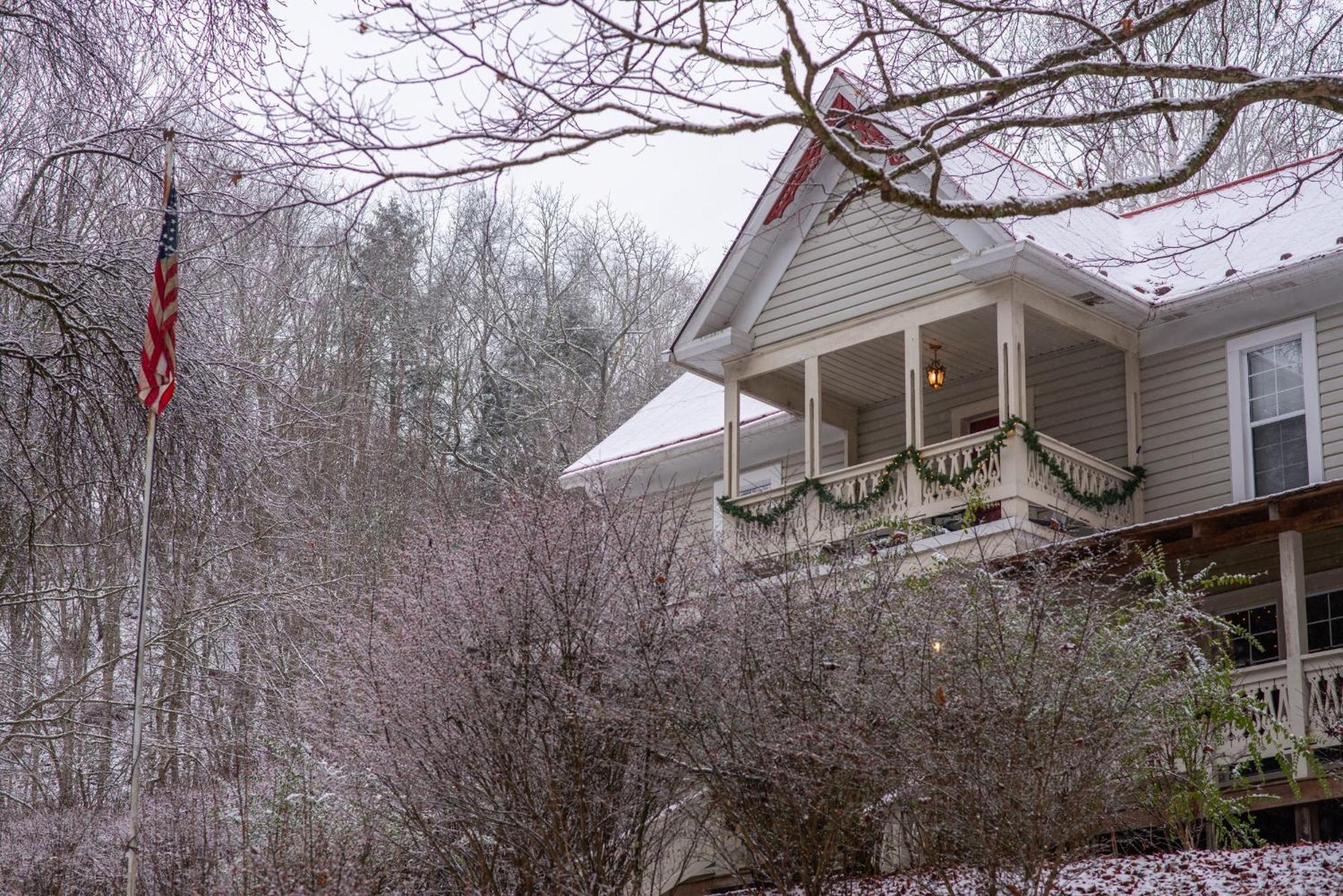Moore House Inn & Cabins Marlinton Екстер'єр фото