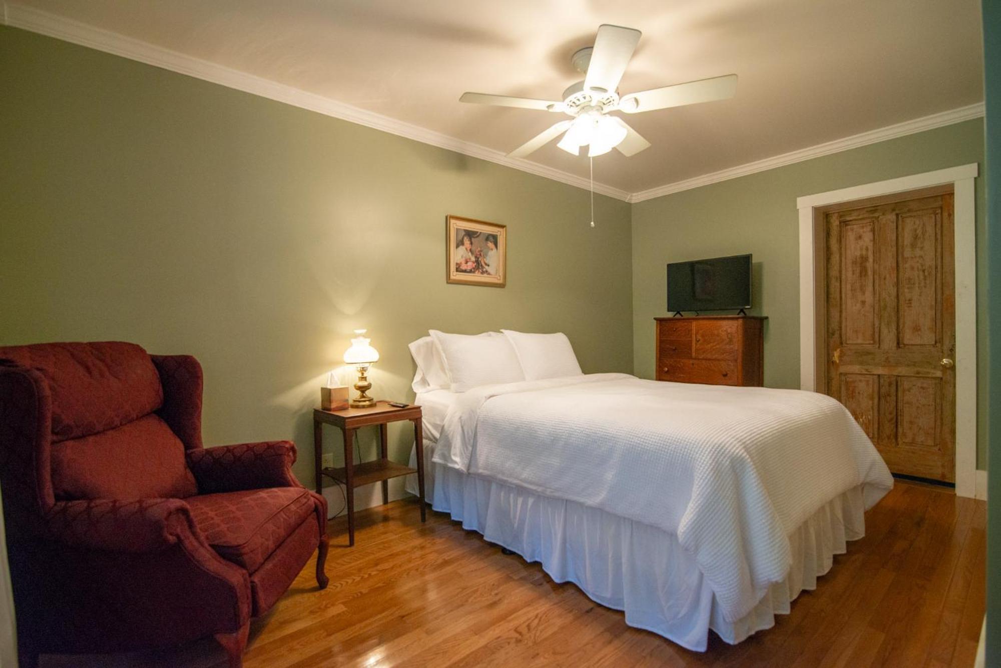 Moore House Inn & Cabins Marlinton Екстер'єр фото